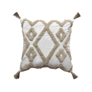 funda con cojín Rustic con detalles y textura aterciopelada con patrón geométrico decorativo, en tela blanca con beige visto de frente. All Star decoración