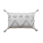 funda con cojín Rustic con detalles y textura aterciopelada con patrón geométrico decorativo, en tela blanca visto de frente. All Star decoración