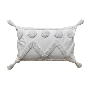 funda con cojín Rustic con detalles y textura aterciopelada con patrón geométrico decorativo, en tela blanca visto de frente. All Star decoración