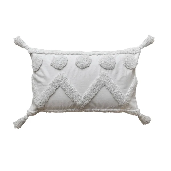 funda con cojín Rustic con detalles y textura aterciopelada con patrón geométrico decorativo, en tela blanca visto de frente. All Star decoración