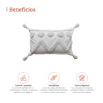 Imagen con medidas de una funda con cojín con patrón geométrico aterciopelado, mide 30 cm de alto por 50 cm de ancho, con sellos de confort, resistencia, estilo y versatilidad. All Star decoración