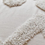 Detalle textura funda con cojín rustic 50 color blanco, textura afelpada y lisa. All Star decoración