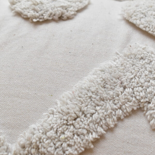 Detalle textura funda con cojín rustic 50 color blanco, textura afelpada y lisa. All Star decoración