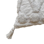 detalle funda con cojín Rustic con textura aterciopelada y patrón geométrico decorativo, en tela blanca primer plano. All Star decoración