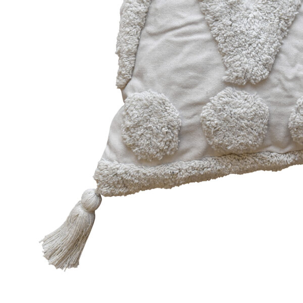 detalle funda con cojín Rustic con textura aterciopelada y patrón geométrico decorativo, en tela blanca primer plano. All Star decoración