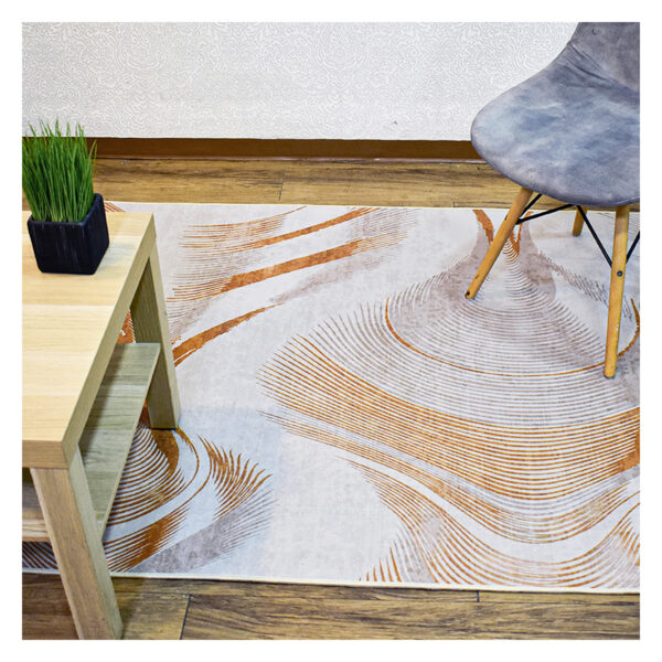 Ambiente de sala minimalista moderno con mesa auxiliar en madera, silla tapizada gris con patas en madera y tapete plateado y naranja con textura geométrica. All Star decoración