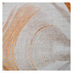 Detalle de tapete en tonos grises y naranjas con textura de patrón geométrico naranja. All Star decoración