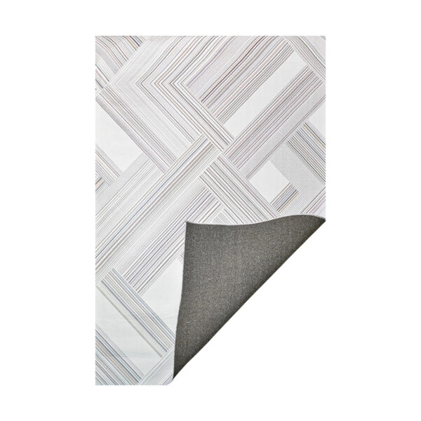 tapete kuin plateado con textura geométrica lineal visto de frente con esquina doblada. All Star decoración