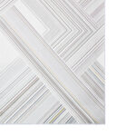 Detalle de tapete en tonos grises y plateados con textura de patrón geométrico. All Star decoración