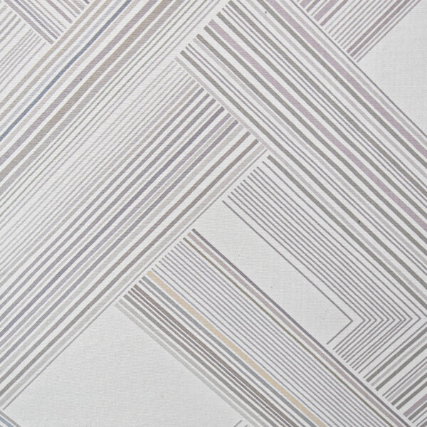 Detalle de tapete en tonos grises y plateados con textura de patrón geométrico. All Star decoración