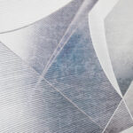 Detalle de tapete en tonos grises y azules con textura de patrón geométrico. All Star decoración