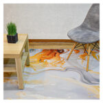 Ambiente de sala minimalista moderno con mesa auxiliar en madera, silla tapizada gris con patas en madera y tapete plateado-naranja con textura orgánica de mármol. All Star decoración