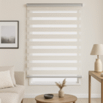 persiana desenrollada tipo zebra color blanca acabado brillante con soporte lateral a la pared, ubicada en ambiente moderno minimalista. All Star decoración