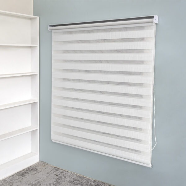 imagen persiana desenrollada tipo zebra color blanco y acabado brillante con soporte lateral a la pared, ubicada en apartamento. All Star decoración