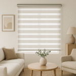 persiana desenrollada tipo zebra color blanca con soporte lateral a la pared, ubicada en ambiente moderno minimalista. All Star decoración