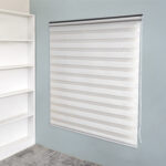 imagen persiana desenrollada tipo zebra color blanco con soporte lateral a la pared, ubicada en apartamento. All Star decoración