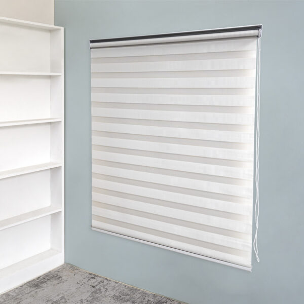 imagen persiana desenrollada tipo zebra color blanco con soporte lateral a la pared, ubicada en apartamento. All Star decoración