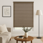 persiana desenrollada tipo zebra color moka con soporte lateral a la pared, ubicada en ambiente moderno minimalista. All Star decoración