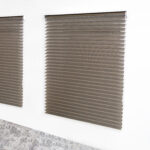 imagen persiana desenrollada tipo zebra color moka con soporte lateral a la pared, ubicada en apartamento. All Star decoración