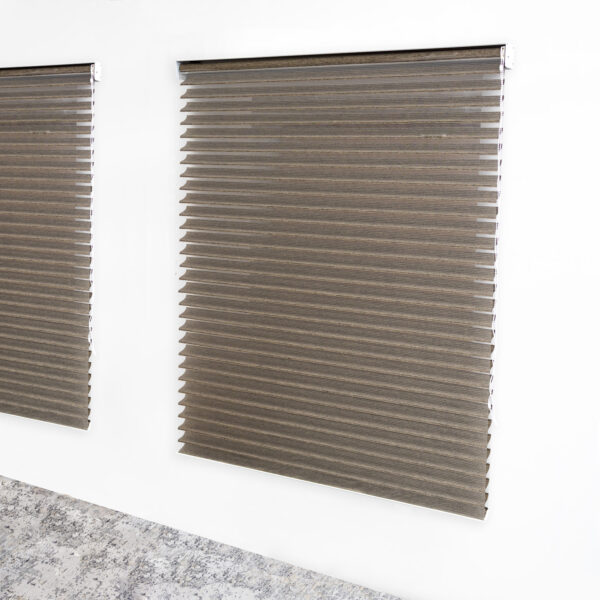 imagen persiana desenrollada tipo zebra color moka con soporte lateral a la pared, ubicada en apartamento. All Star decoración