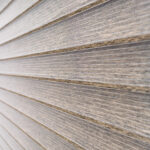 Detalle de persiana enrollable tipo zebra en tono moka con textura de telas. All Star decoración