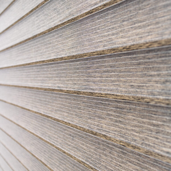 Detalle de persiana enrollable tipo zebra en tono moka con textura de telas. All Star decoración