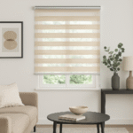 persiana desenrollada tipo zebra color Ivory con soporte lateral a la pared, ubicada en ambiente moderno minimalista. All Star decoración