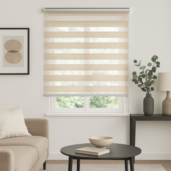 persiana desenrollada tipo zebra color Ivory con soporte lateral a la pared, ubicada en ambiente moderno minimalista. All Star decoración