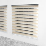 imagen persiana desenrollada tipo zebra color Ivory con soporte lateral a la pared, ubicada en apartamento. All Star decoración