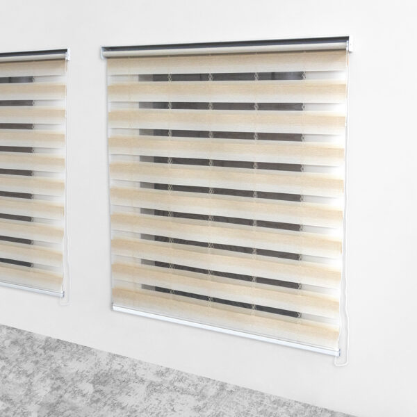 imagen persiana desenrollada tipo zebra color Ivory con soporte lateral a la pared, ubicada en apartamento. All Star decoración