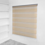 imagen persiana desenrollada tipo zebra color beige con soporte lateral a la pared, ubicada en apartamento. All Star decoración