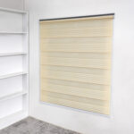 imagen persiana desenrollada tipo zebra color Ivory con soporte lateral a la pared, ubicada en apartamento. All Star decoración