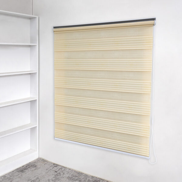 imagen persiana desenrollada tipo zebra color Ivory con soporte lateral a la pared, ubicada en apartamento. All Star decoración