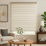 persiana desenrollada tipo zebra color Ivory con soporte lateral a la pared, ubicada en ambiente moderno minimalista. All Star decoración