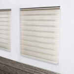 imagen persiana desenrollada tipo zebra color Ivory con soporte lateral a la pared, ubicada en apartamento. All Star decoración