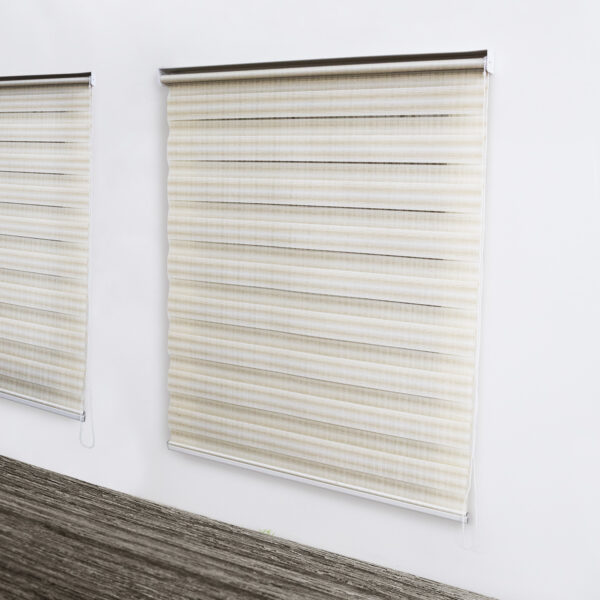 imagen persiana desenrollada tipo zebra color Ivory con soporte lateral a la pared, ubicada en apartamento. All Star decoración