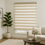 persiana desenrollada tipo zebra color Ivory con soporte lateral a la pared, ubicada en ambiente moderno minimalista. All Star decoración