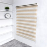 imagen persiana desenrollada tipo zebra color Ivory con soporte lateral a la pared, ubicada en apartamento. All Star decoración