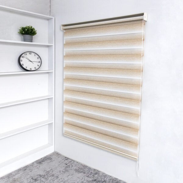 imagen persiana desenrollada tipo zebra color Ivory con soporte lateral a la pared, ubicada en apartamento. All Star decoración