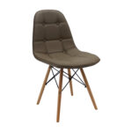 silla comedor Lynx tapizada en color café con botones, patas en madera con herrajes metálicos, vista en perspectiva. All Star Sillas