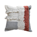 funda con cojín cuadrada Antología con tejido artesanal decorativo, en tela blanca, gris y rojo visto de frente. All Star decoración