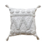 funda con cojín Rustic con textura aterciopelada y patrón geométrico decorativo, en tela blanca visto de frente. All Star decoración