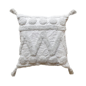 funda con cojín Rustic con textura aterciopelada y patrón geométrico decorativo, en tela blanca visto de frente. All Star decoración