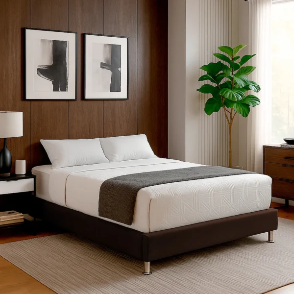 base cama tapizada color café ubicada en dormitorio moderno sofisticado, con colchón y tendidos visto desde perspectiva. All Star Colombia Muebes