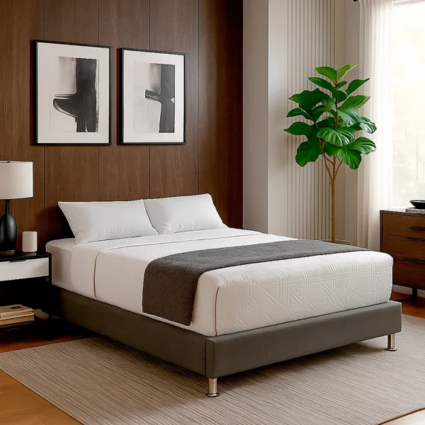 base cama tapizada color gris ubicada en dormitorio moderno sofisticado, con colchón y tendidos visto desde perspectiva. All Star Colombia Muebes