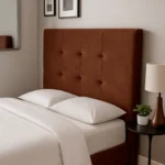 Cabecero capitoneado con tapizado color café elaborado en madera maciza, acompañado de base cama con tendidos, en un ambiente moderno minimalista visto desde perspectiva. Muebles All Star