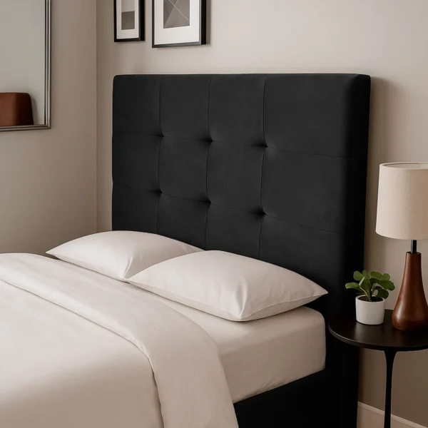 Cabecero capitoneado con tapizado color negro elaborado en madera maciza, acompañado de base cama con tendidos, en un ambiente moderno minimalista visto desde perspectiva. Muebles All Star