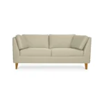 sofá gales tapizado liso en color beige con patas cónicas en madera maciza tono envejecido al 50%, visto de frente. Muebles All Star