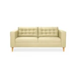 Sofá Honey 3 puestos tapizado en color beige con capitoneado, patas en madera maciza tono natural torneadas, visto desde frente. Muebles All Star
