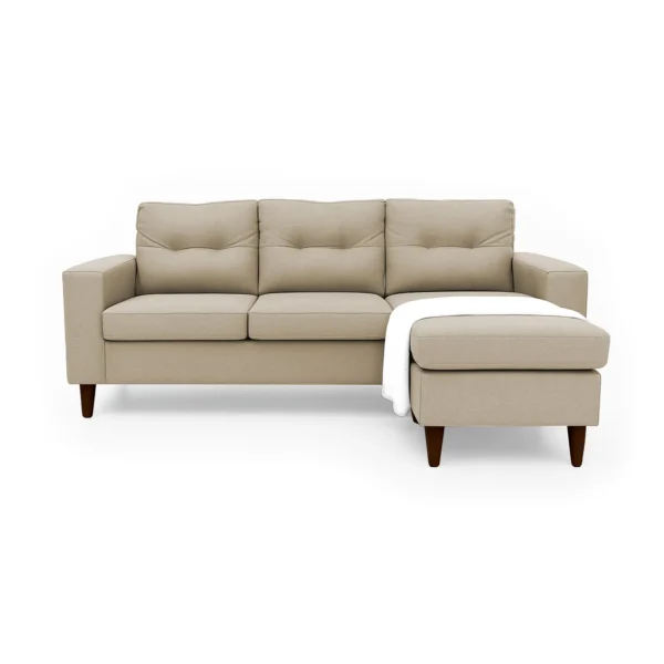Sala en L Cielo con puff intercambiable tapizada en color avellana, capitoneado en espaldar, con manta decorativa color blanca y patas en madera tono envejecido 100% torneadas vista de frente. Muebles All Star